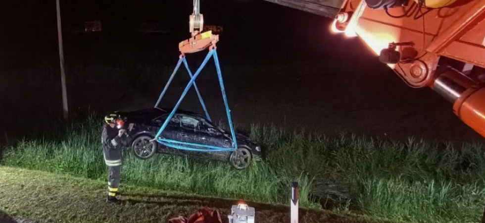 Perde il controllo dell'auto e finisce nel canale di scolo: vigili del fuoco in azione con l'autogru per il recupero